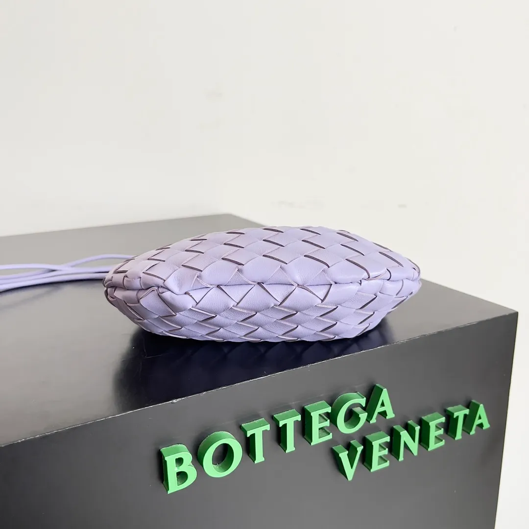 Batch of 1260 BV Mini Sardine is coming‼ ️Super high-end, stainless steel hardware + 24k real gold plating process, fish scales (concave and convex positions) are the finishing touch, the sardine bag that can be carried cross-body is completely beautiful to the heart. The metal element handle and the weaving are perfectly combined to completely integrate the artistic sense and elegance and fashion. It is really like a work of art🏺The large size is elegant, the small size is exquisite and cute, a must-have item for fashionistas, and the details are perfectly reproduced. Style number: 744267 Size 20*12*2.5